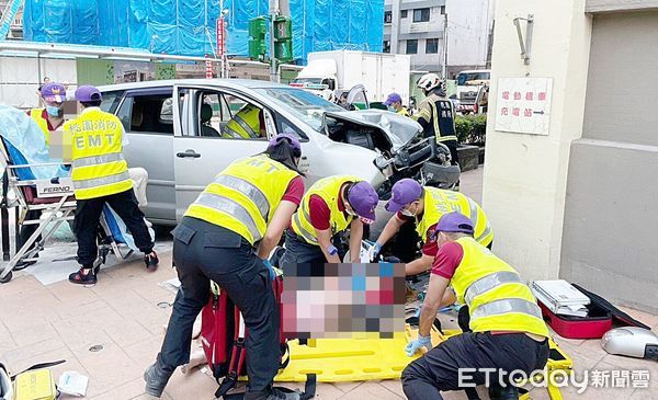 ▲桃園市八德區公所前今天上午發生重大車禍，肇事豐田商用車撞上2名行人，救護人員搶救傷者。（圖／記者沈繼昌翻攝）