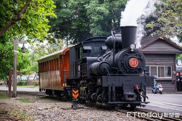 ▲▼嘉義縣螢火蟲季開跑、搭乘古董蒸汽火車漫遊阿里山生態文化溫馨五月，阿里山賓館推”親子共遊鐵道賞螢”    。（圖／記者翁伊森翻攝）