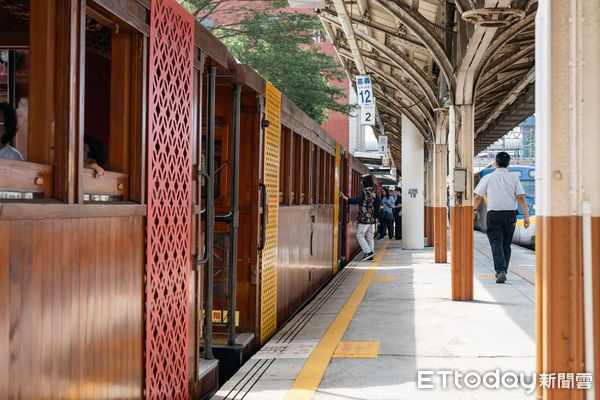 ▲▼嘉義縣螢火蟲季開跑、搭乘古董蒸汽火車漫遊阿里山生態文化溫馨五月，阿里山賓館推”親子共遊鐵道賞螢”    。（圖／記者翁伊森翻攝）