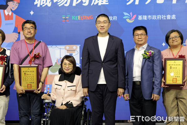 ▲基隆表揚270位模範勞工 謝國樑親頒獎致謝。（圖／記者郭世賢翻攝）