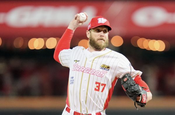 ▲▼ 鋼龍            。（圖／味全龍提供）