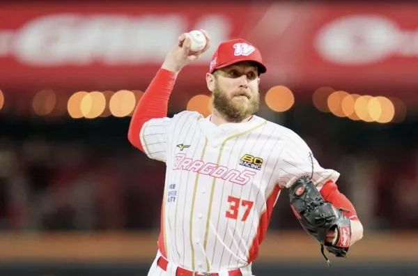 ▲▼ 鋼龍            。（圖／味全龍提供）