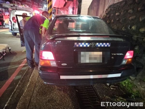 ▲▼快訊／基隆汽車「路口暴衝」撞4機車、路人　5人送醫。（圖／記者郭世賢翻攝）