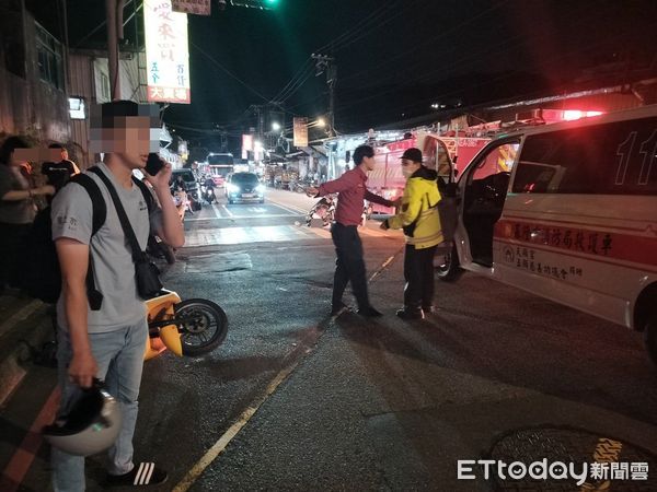 ▲▼快訊／基隆汽車「路口暴衝」撞4機車、路人　5人送醫。（圖／記者郭世賢翻攝）