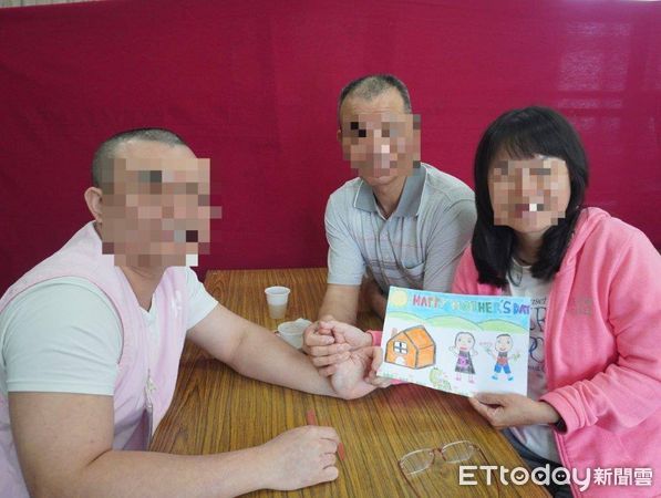 ▲基隆看守所母親節懇親 收容人親製禮物謝親恩。（圖／記者郭世賢翻攝）