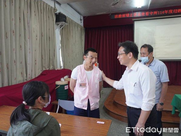 ▲基隆看守所母親節懇親 收容人親製禮物謝親恩。（圖／記者郭世賢翻攝）