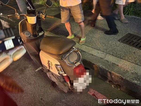 ▲▼快訊／基隆汽車「路口暴衝」撞4機車、路人　5人送醫。（圖／記者郭世賢翻攝）