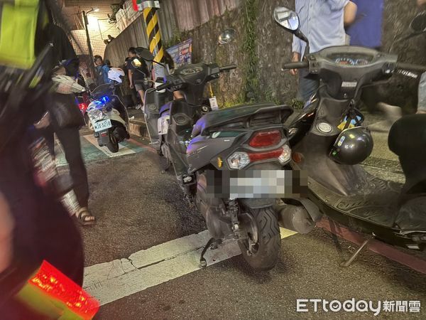 ▲▼快訊／基隆汽車「路口暴衝」撞4機車、路人　5人送醫。（圖／記者郭世賢翻攝）