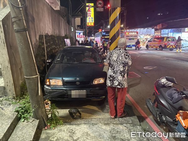 ▲▼快訊／基隆汽車「路口暴衝」撞4機車、路人　5人送醫。（圖／記者郭世賢翻攝）
