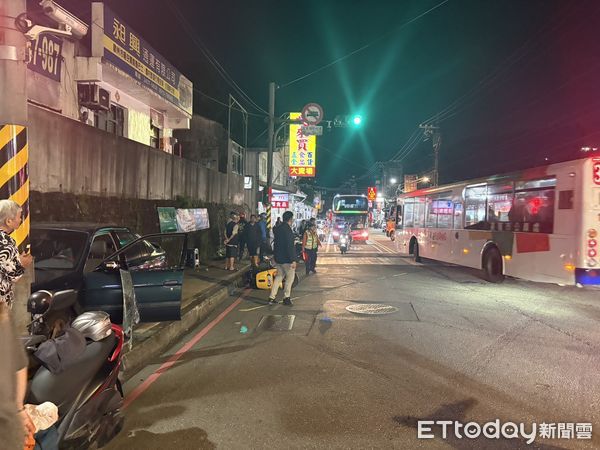 ▲▼快訊／基隆汽車「路口暴衝」撞4機車、路人　5人送醫。（圖／記者郭世賢翻攝）