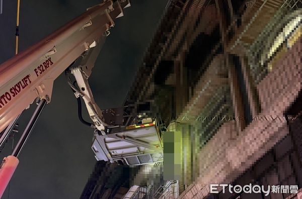 ▲▼家門被反鎖，61歲劉姓男子從頂樓垂降，結果不慎滑落到3樓窗台。（圖／民眾提供）