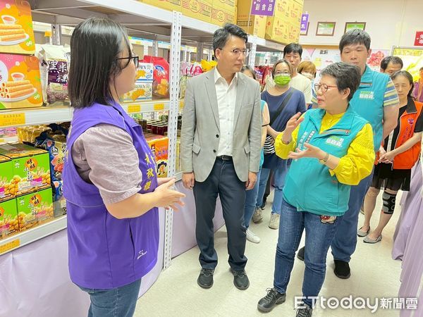 ▲▼   攜手防蚊！佐登妮絲捐贈社會局1,000瓶防蚊液造福弱勢  。（圖／嘉義縣政府提供）