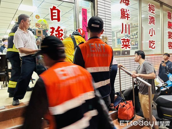 ▲▼4歲男童左手遭餐廳大門「轉軸」夾住　消防擊碎玻璃門救援送醫。（圖／記者陳洋翻攝）