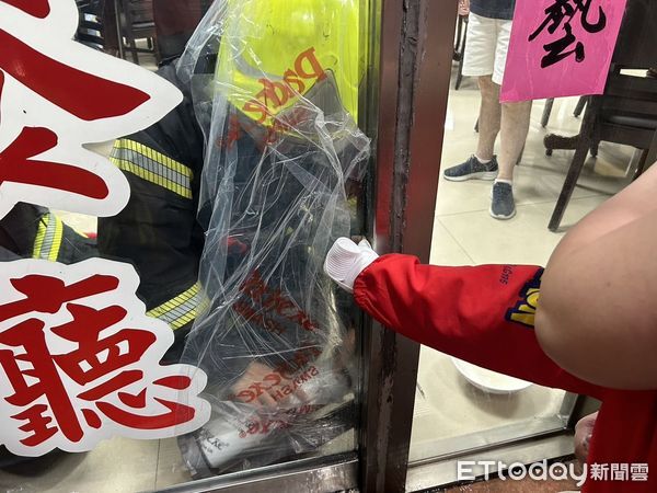 ▲▼4歲男童左手遭餐廳大門「轉軸」夾住　消防擊碎玻璃門救援送醫。（圖／記者陳洋翻攝）