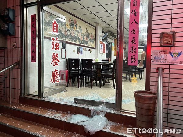 ▲▼4歲男童左手遭餐廳大門「轉軸」夾住　消防擊碎玻璃門救援送醫。（圖／記者陳洋翻攝）