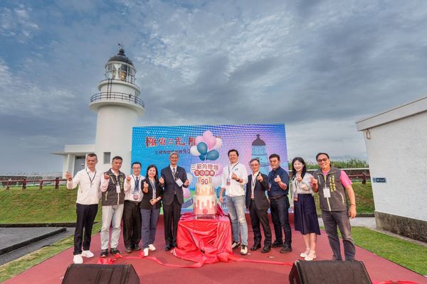 ▲交通部航港局葉協隆局長(中左1)、新北市朱惕之副市長(中右1)、觀光署東北角及宜蘭海岸國家風景區管理處游麗玉處長(中左2)、交通部航港局劉志鴻副局長(中右2)、民用航空局飛航服務總臺三貂角雷達台石秀嵐台長(中左3)與新北市政府觀光旅遊局王國振主任秘書(中右3)等貴賓一同為三貂角燈塔慶生。（圖／航港局提供）