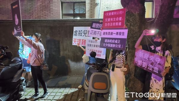 ▲剴剴案涉案在押保母劉彩萱（粉色連帽衣）今（30日）出庭突然全部認罪，和同案在押的妹妹劉若琳（灰色連帽衣）開完庭還押，場外仍有聲援剴剴的網路媽媽群成員，在夜色中舉牌怒吼。（圖／記者黃哲民攝）
