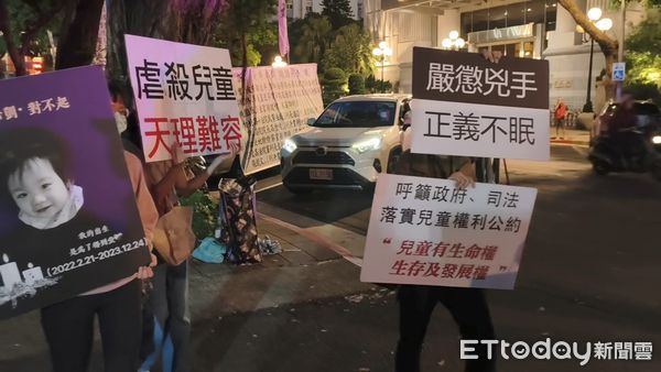 ▲剴剴案涉案在押保母劉彩萱（粉色連帽衣）今（30日）出庭突然全部認罪，和同案在押的妹妹劉若琳（灰色連帽衣）開完庭還押，場外仍有聲援剴剴的網路媽媽群成員，在夜色中舉牌怒吼。（圖／記者黃哲民攝）