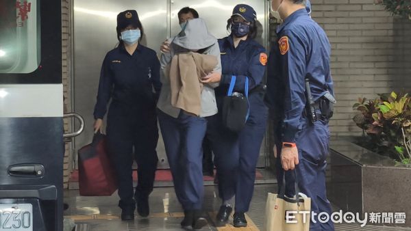 ▲剴剴案涉案在押保母劉彩萱（粉色連帽衣）今（30日）出庭突然全部認罪，和同案在押的妹妹劉若琳（灰色連帽衣）開完庭還押，場外仍有聲援剴剴的網路媽媽群成員，在夜色中舉牌怒吼。（圖／記者黃哲民攝）