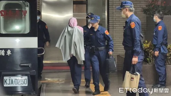 ▲剴剴案涉案在押保母劉彩萱（粉色連帽衣）今（30日）出庭突然全部認罪，和同案在押的妹妹劉若琳（灰色連帽衣）開完庭還押，場外仍有聲援剴剴的網路媽媽群成員，在夜色中舉牌怒吼。（圖／記者黃哲民攝）