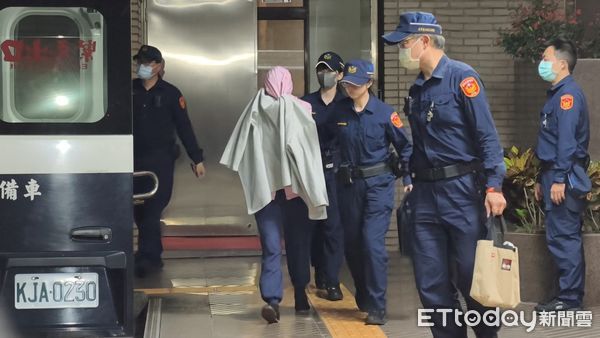 ▲剴剴案涉案在押保母劉彩萱（粉色連帽衣）今（30日）出庭突然全部認罪，和同案在押的妹妹劉若琳（灰色連帽衣）開完庭還押，場外仍有聲援剴剴的網路媽媽群成員，在夜色中舉牌怒吼。（圖／記者黃哲民攝）