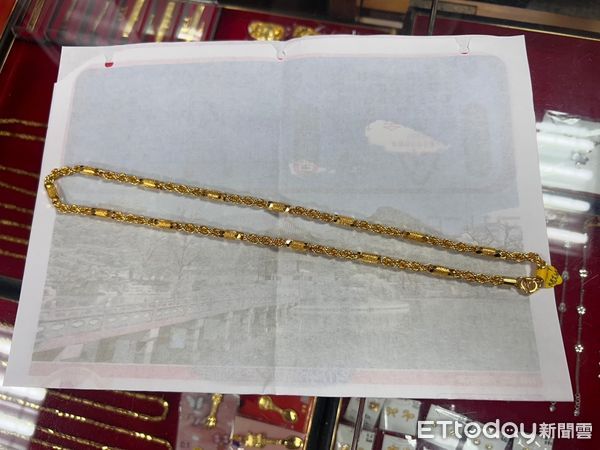 ▲林姓犯嫌佯裝顧客進入銀樓，搶走2條價值約43萬元的金項鍊逃逸，新營警方迅速成立專案小組追查，7小時內即將林嫌逮捕到案。（圖／記者林東良翻攝，下同）