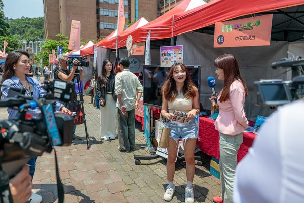 圖三：新聞傳播、公關行銷職缺比例高，世新徵才博覽會激發學生參與熱情。（圖／世新大學提供）