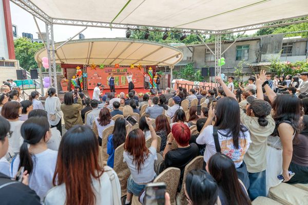 圖四：世新學生原創畢業歌曲《有問題請舉手》團隊與韓研社在開幕式上分別獻上精彩表演。（圖／世新大學提供）