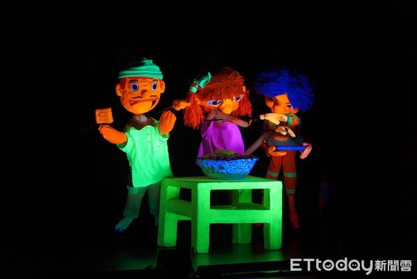 ▲▼  黑光劇、布袋戲演出嘉義故事！大同國小與「勇媽」齊登台 志航國小請出城隍爺 雙雙抱回全國學生創意戲劇特優大獎    。（圖／嘉義市政府提供）