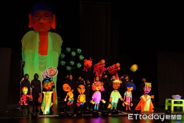 ▲▼  黑光劇、布袋戲演出嘉義故事！大同國小與「勇媽」齊登台 志航國小請出城隍爺 雙雙抱回全國學生創意戲劇特優大獎    。（圖／嘉義市政府提供）