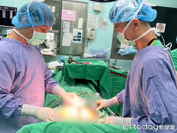 ▲南投醫院醫師許家榮(右)為病人進行腹腔溫熱療法。（圖／衛福部南投醫院提供）