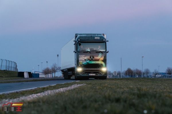 Mercedes-Benz Trucks 挑戰電動卡車倒車最長距離世界紀錄
