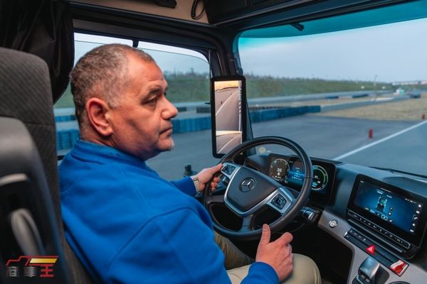 Mercedes-Benz Trucks 挑戰電動卡車倒車最長距離世界紀錄
