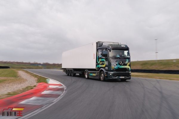 Mercedes-Benz Trucks 挑戰電動卡車倒車最長距離世界紀錄