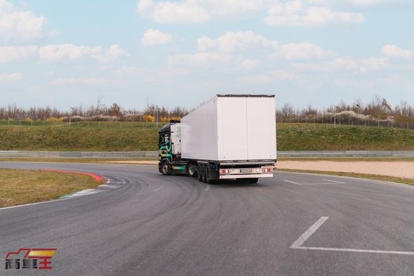 Mercedes-Benz Trucks 挑戰電動卡車倒車最長距離世界紀錄