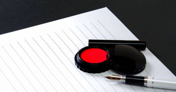 一名人妻發現老公留的遺囑，上頭卻不見她的名字。（示意圖／翻攝自photoAC）