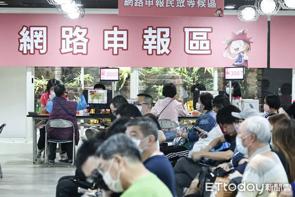 ▲綜合所得稅申報起跑，民眾前往國稅局報稅。（圖／記者林敬旻攝）