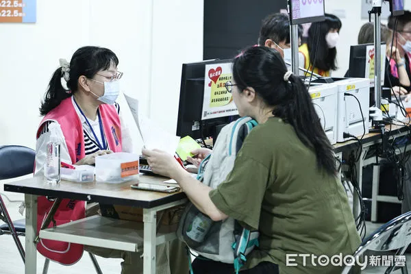 ▲綜合所得稅申報起跑，民眾前往國稅局報稅。（圖／記者林敬旻攝）