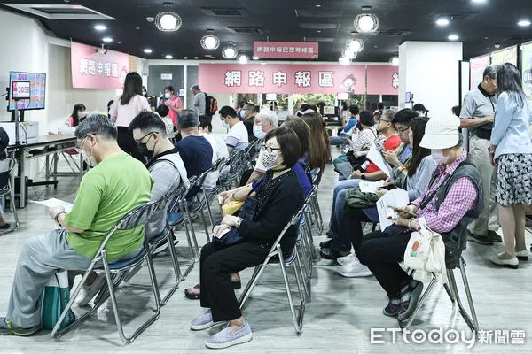 ▲綜合所得稅申報起跑，民眾前往國稅局報稅。（圖／記者林敬旻攝）