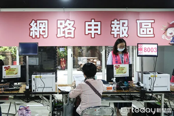 ▲綜合所得稅申報起跑，民眾前往國稅局報稅。（圖／記者林敬旻攝）