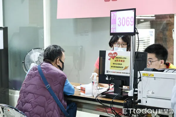 ▲綜合所得稅申報起跑，民眾前往國稅局報稅。（圖／記者林敬旻攝）