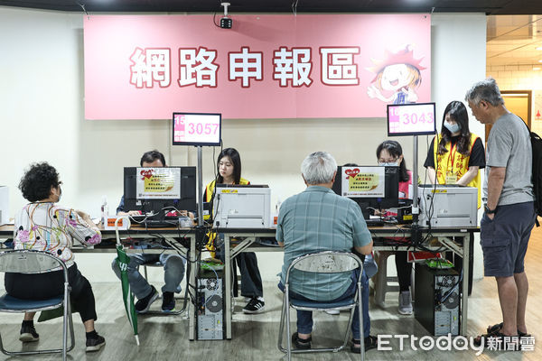 ▲綜合所得稅申報起跑，民眾前往國稅局報稅。（圖／記者林敬旻攝）