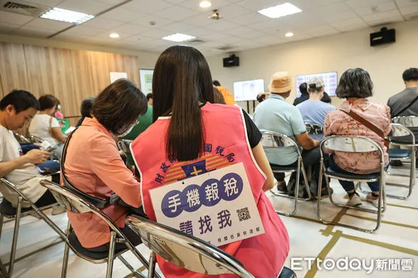 ▲綜合所得稅申報起跑，民眾前往國稅局報稅。（圖／記者林敬旻攝）