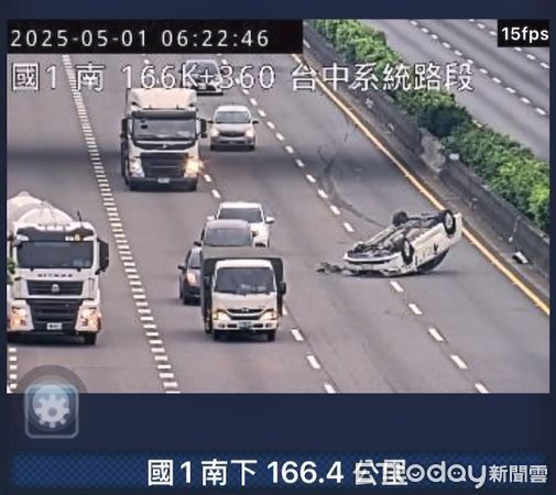 ▲▼國道1輛自小客車翻覆，好心聯結車「擋道」防止追撞，不料，10分鐘後，還是有輛黑色車子衝撞。（圖／民眾提供，下同）