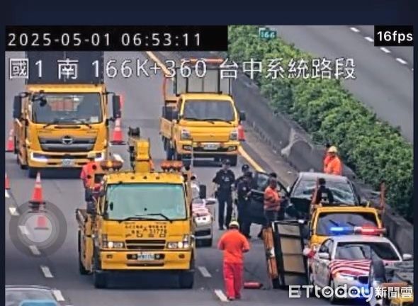 ▲▼國道1輛自小客車翻覆，好心聯結車「擋道」防止追撞，不料，10分鐘後，還是有輛黑色車子衝撞。（圖／民眾提供，下同）