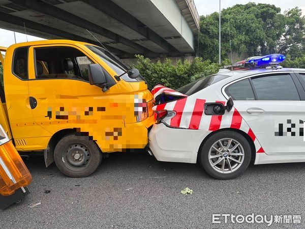 ▲▼國道1輛自小客車翻覆，好心聯結車「擋道」防止追撞，不料，10分鐘後，還是有輛黑色車子衝撞。（圖／民眾提供，下同）
