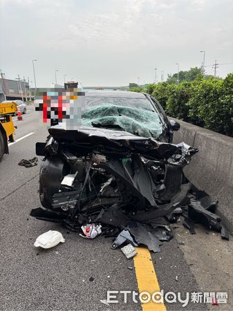 ▲▼國道1輛自小客車翻覆，好心聯結車「擋道」防止追撞，不料，10分鐘後，還是有輛黑色車子衝撞。（圖／民眾提供，下同）