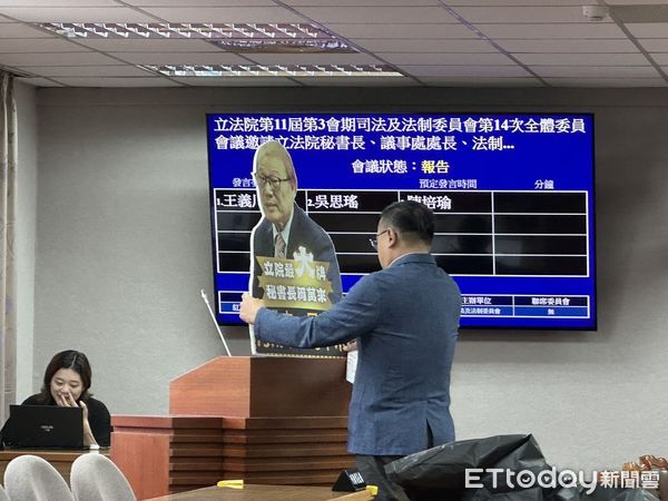 ▲▼     民進黨立委轟周萬來變「太上皇」！　怒擺人形立牌質詢開嗆   。（圖／記者崔至雲攝）