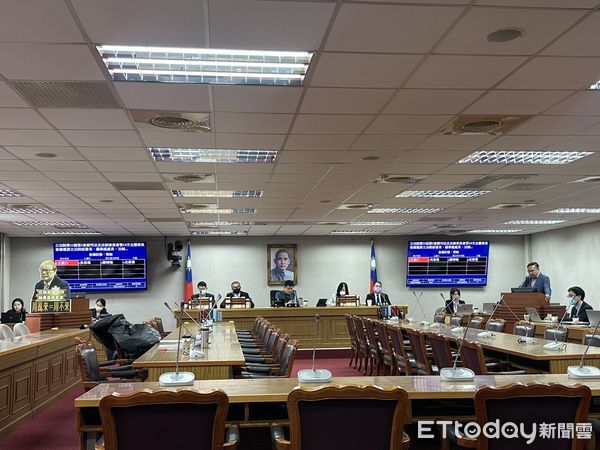 ▲▼     民進黨立委轟周萬來變「太上皇」！　怒擺人形立牌質詢開嗆   。（圖／記者崔至雲攝）