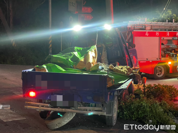 ▲▼             花蓮小貨車自撞，車內4人有2人當場失去呼吸心跳。（圖／記者王兆麟翻攝，下同）